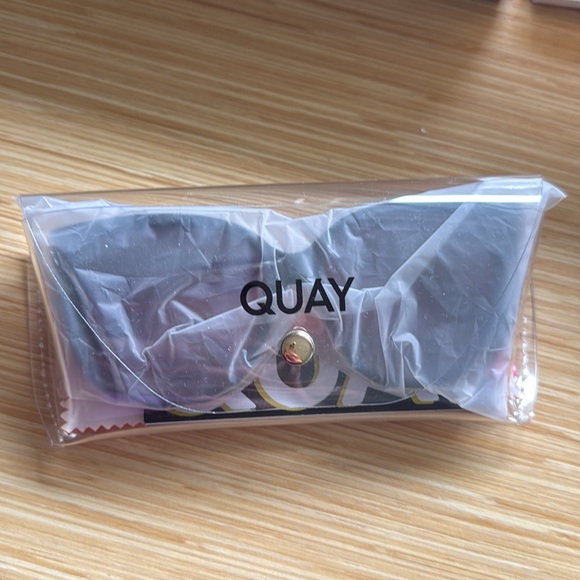 NWT Quay Australia Matte Black Sunglasses main image 4